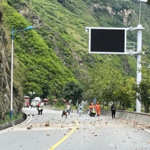 泸定地震，国道318泸定段只出不进